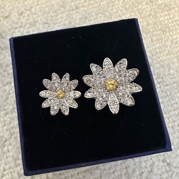 Swarovski Crystal Daisy Ring with Gold Accents - Picture 5 of 5